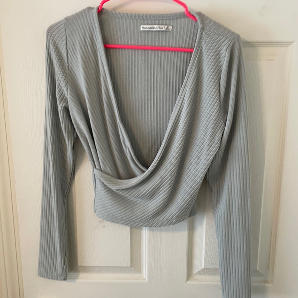 Abercrombie & Fitch size M long sleeve crop top